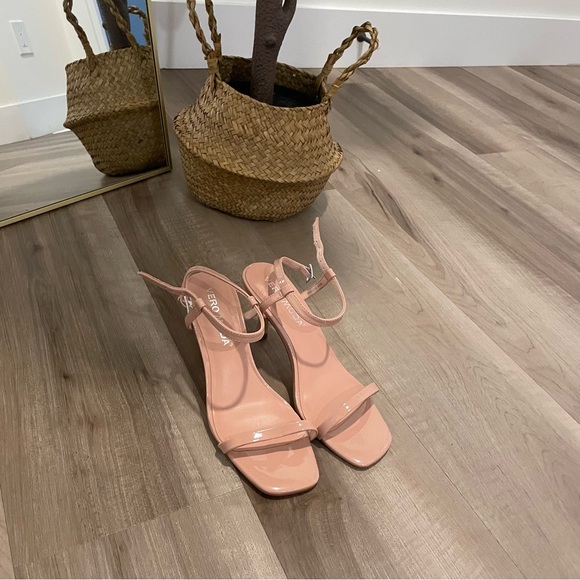 Gorgeous blush heels - Picture 2 of 6